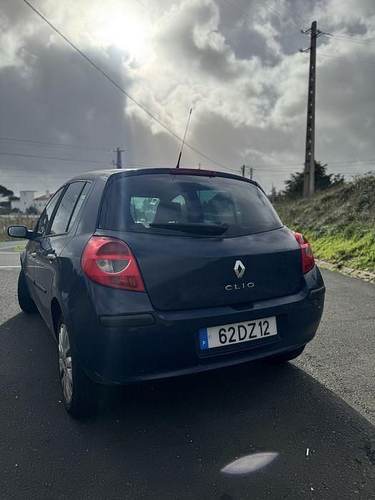 Usado Renault Clio II 75 HP (55 kW) 2007 Sedan