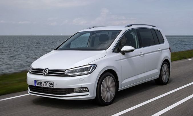 Cinzento Usado 2022 VW Touran Comfortline Monovolume | € 35.000 - Imagem 1/4