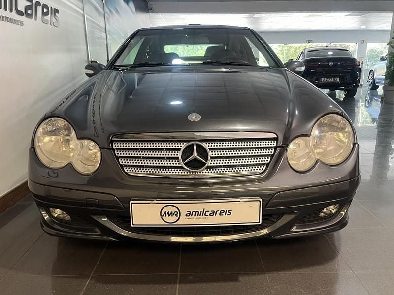 Cinza Usado 2005 Mercedes C220 Coupé | € 9.500 - Imagem 1/4