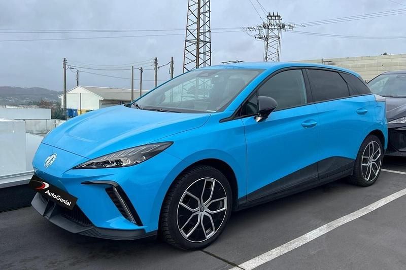 Azul Usado 2024 MG MG4 EV Luxury Citadino | € 26.990 (Caro) - Imagem 1/4