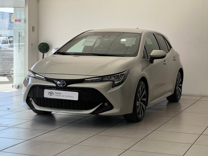 Cinza (pintura metalizada especial) Usado 2023 Toyota Corolla Comfort Sedan | € 26.750 (Preço justo) - Imagem 1/4