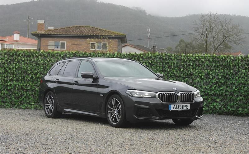 Cinza Usado 2022 BMW 530 Comfort Edition Coupé | € 35.890 - Imagem 1/4