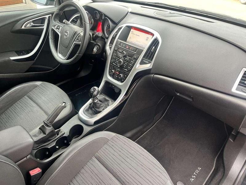 Usado Opel Astra Sport 136 HP (100 kW) 2014 Preto Carrinha