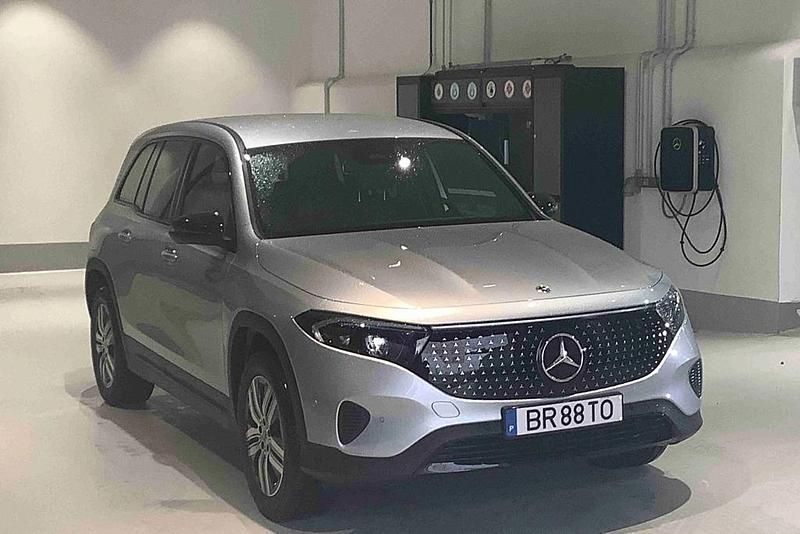 Prateado Usado 2024 Mercedes EQB250+ Edition SUV | € 49.900 (Bom preço) - Imagem 1/4