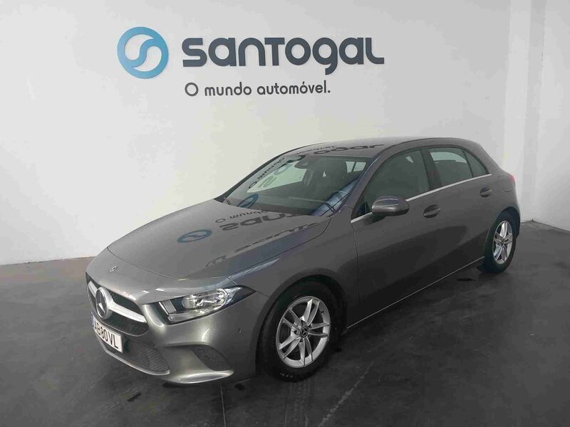 Cinza Usado 2020 Mercedes A180 Style Sedan | € 24.490 (Bom preço) - Imagem 1/4