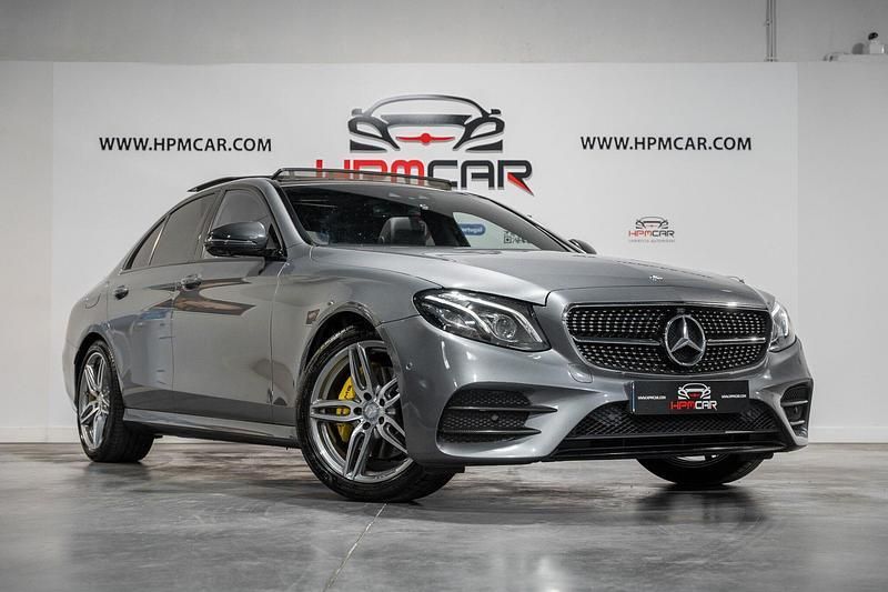 Cinza Usado 2016 Mercedes E220 AMG line Sedan | € 29.900 - Imagem 1/4
