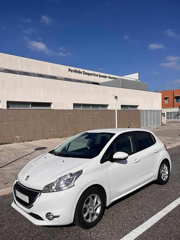Branco Usado 2015 Peugeot 208 Citadino | € 8.500 (Preço justo) - Imagem 1/4