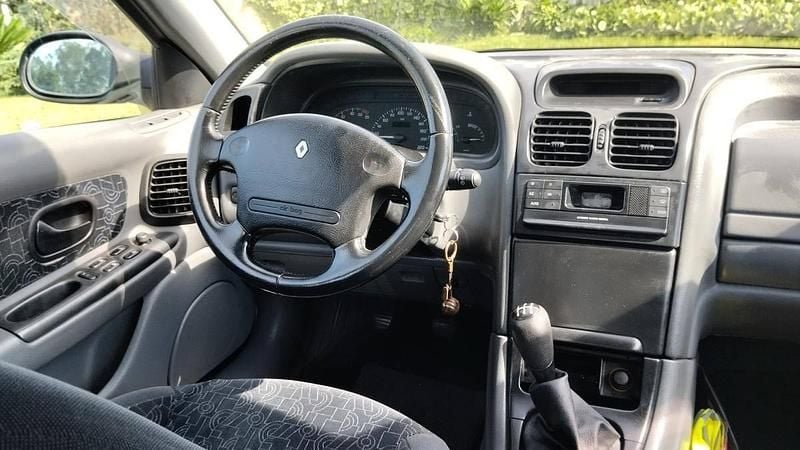 Usado Renault Laguna 115 HP (84 kW) 1997 Azul Sedan