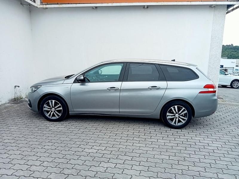 Cinzento Usado 2021 Peugeot 308 Style Sedan | € 19.900 (Caro) - Imagem 1/4