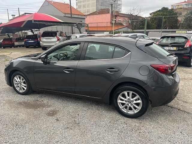 Usado Mazda 3 105 HP (77 kW) 2017 Cinzento Sedan