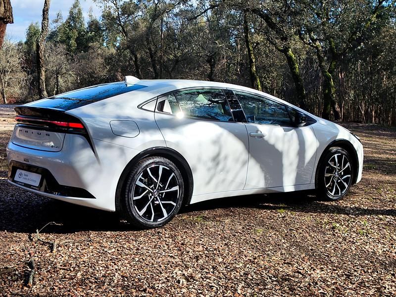 Usado Toyota Prius Luxury 223 HP (164 kW) 2024 Branco (pintura metalizada especial) Sedan