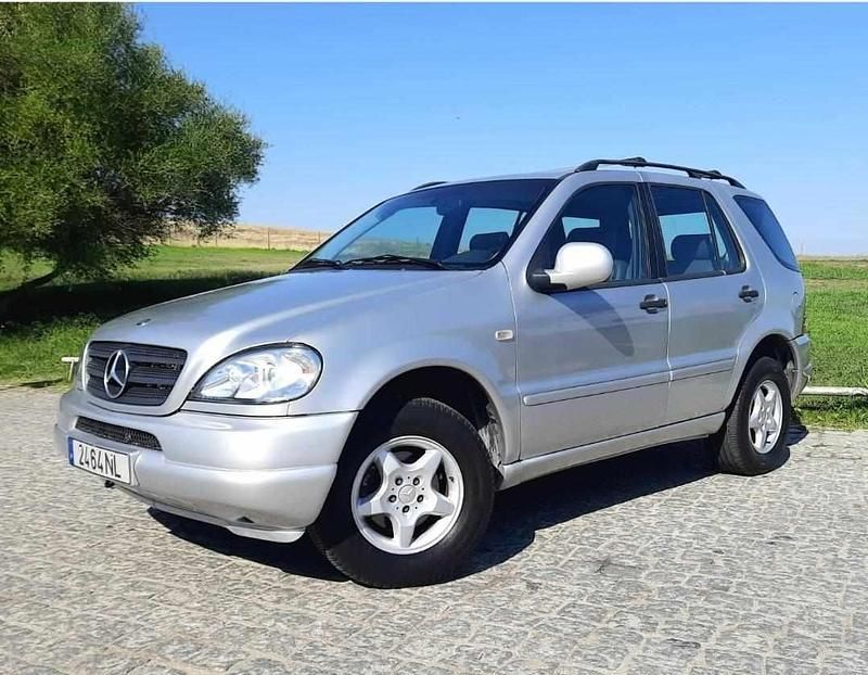 Cinzento Usado 1999 Mercedes ML230 SUV | € 7.999 - Imagem 1/4