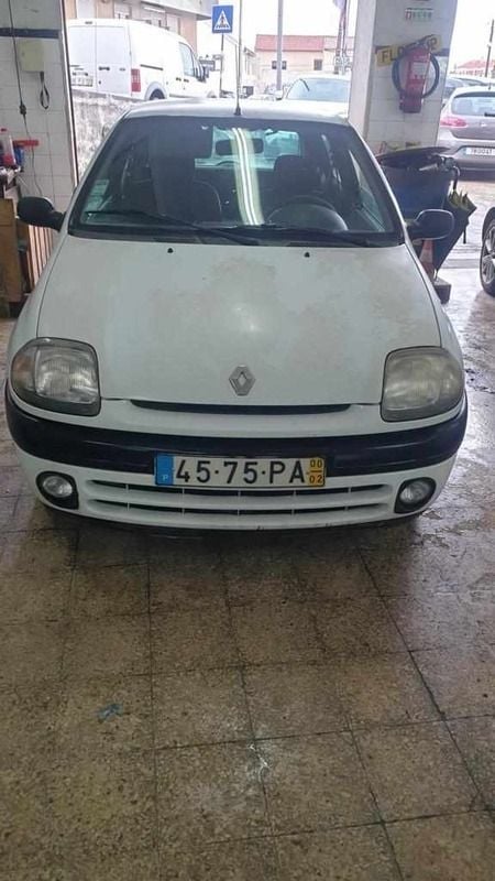 Branco Usado 2000 Renault Clio II Citadino | € 1.250 (Preço justo) - Imagem 1/4