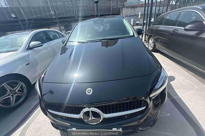 Usado Mercedes B180 116 HP (85 kW) 2024 Preto Monovolume