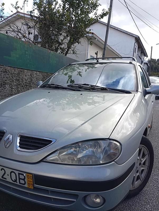 Usado Renault Mégane GrandTour 95 HP (69 kW) 2000 Cinzento Carrinha