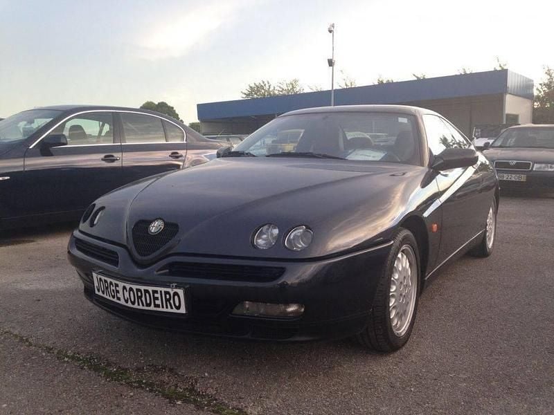 Cinzento Usado 1996 Alfa Romeo GTV | € 15.000 - Imagem 1/4