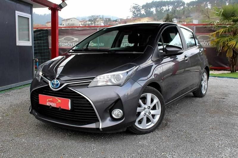 Usado Toyota Yaris 101 HP (74 kW) 2015 Cinzento Citadino