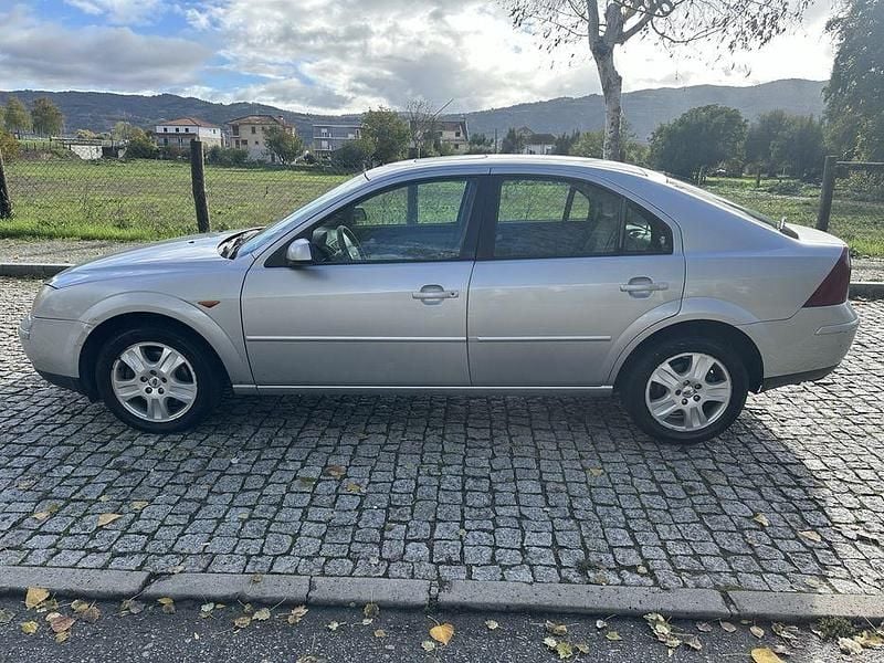 Usado Ford Mondeo Ghia 130 HP (95 kW) 2002 Sedan