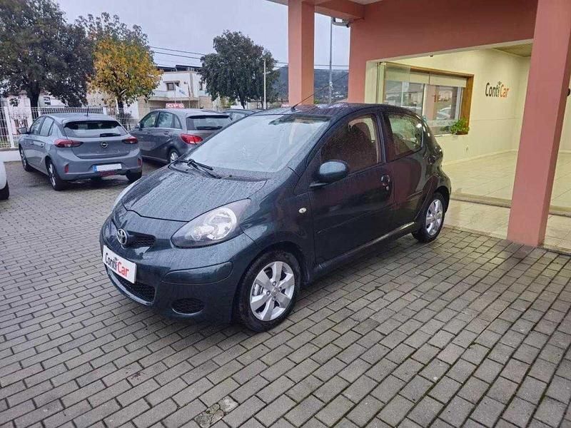 Usado Toyota Aygo Style 68 HP (50 kW) 2011 Cinza Citadino