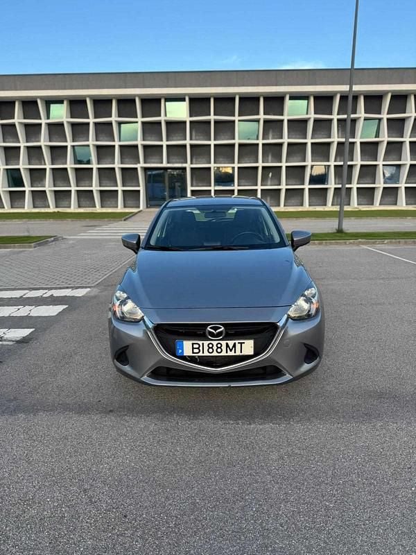 Cinzento Usado 2015 Mazda 2 Citadino | € 7.500 - Imagem 1/4