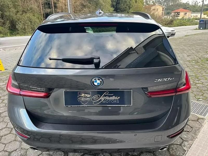 Usado BMW 320e Luxury Line 204 HP (150 kW) 2022 Cinza antracite Carrinha