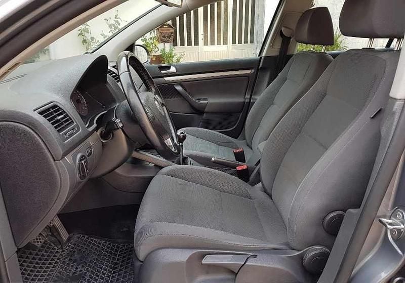 Usado VW Golf VI 105 HP (77 kW) 2008 Cinzento Citadino