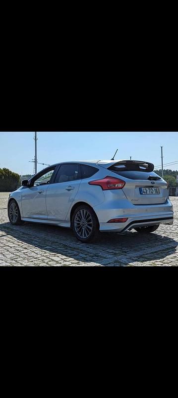 Usado Ford Focus 125 HP (91 kW) 2017 Cinzento Citadino