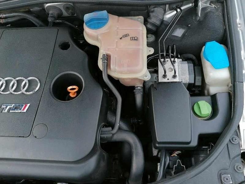 Usado Audi A4 115 HP (84 kW) 2000 Cinzento Carrinha