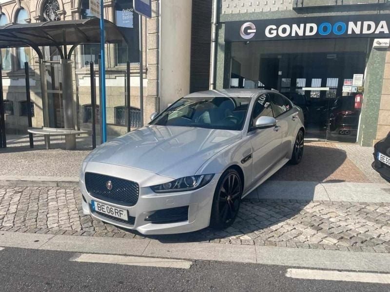 Cinzento Usado 2018 Jaguar XE Sedan | € 17.500 (Bom preço) - Imagem 1/4