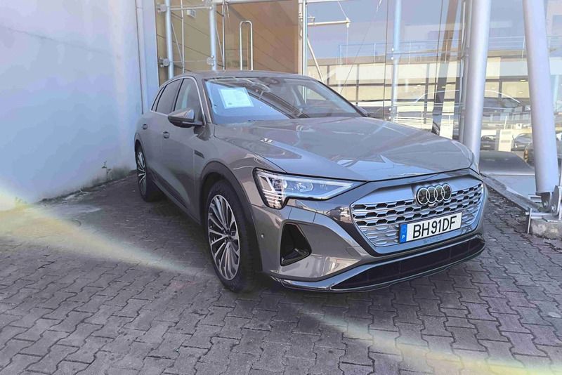 Cinzento Usado 2024 Audi Q8 e-tron S-Line SUV | € 70.990 (Caro) - Imagem 1/4