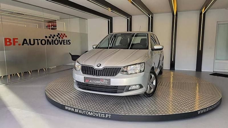 Usado Skoda Fabia Ambition 90 HP (66 kW) 2015 Cinzento Citadino