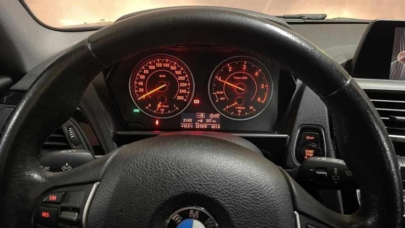 Cinzento Usado 2015 BMW 116 Citadino | € 14.990 (Caro) - Imagem 1/4