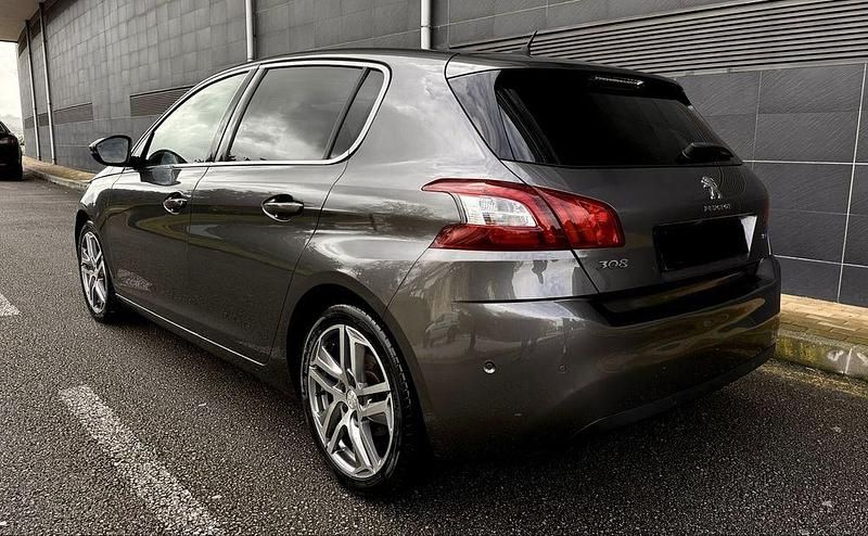 Usado Peugeot 308 Allure Premium 105 HP (77 kW) 2017 Sedan