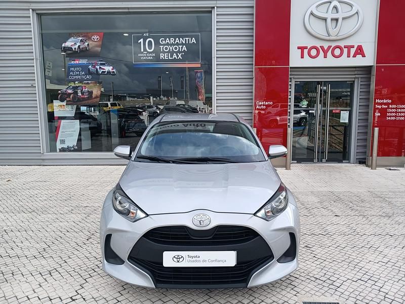 Cinza (pintura metalizada) Usado 2023 Toyota Yaris Comfort Sedan | € 17.750 (Preço justo) - Imagem 1/4