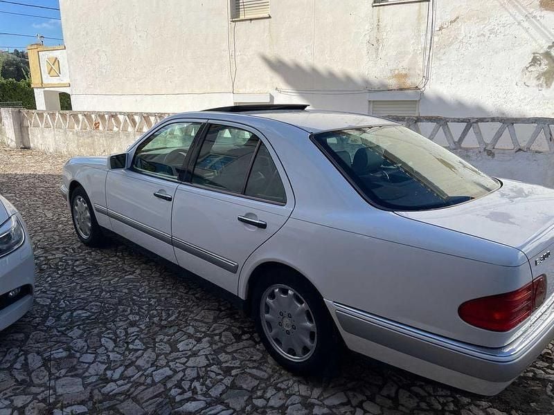 Usado 1997 Mercedes E300 Sedan | € 6.500 - Imagem 1/4