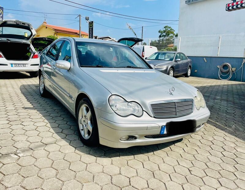 Cinza Usado 2004 Mercedes C220 Classic Citadino | € 4.990 - Imagem 1/4