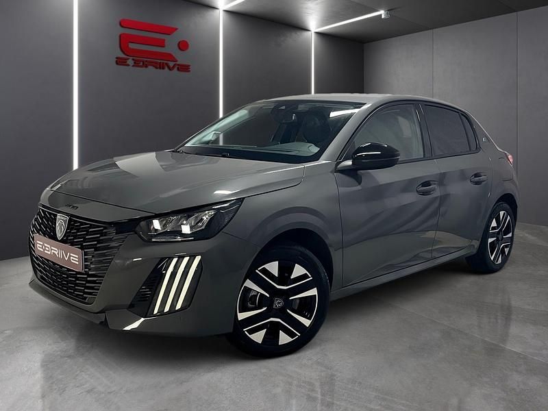Cinzento Usado 2024 Peugeot e-208 Allure Citadino | € 24.980 (Caro) - Imagem 1/4