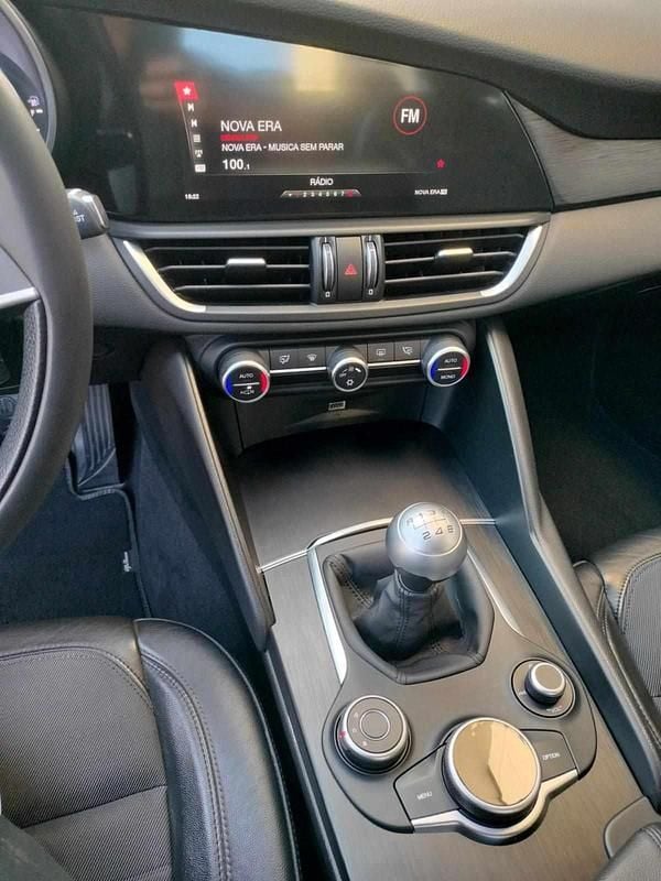 Azul Usado 2016 Alfa Romeo Giulia Sedan | € 19.900 - Imagem 1/4