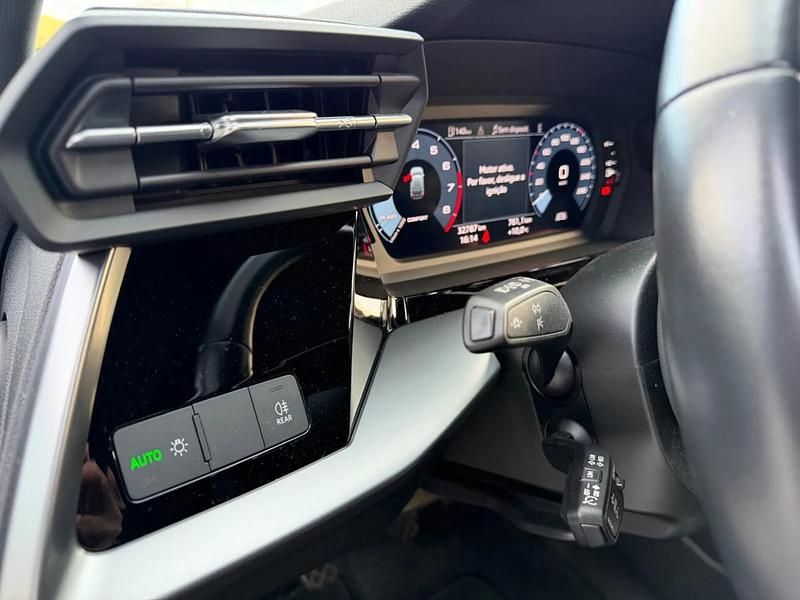 Usado Audi A3 110 HP (80 kW) 2023 Azul Sedan