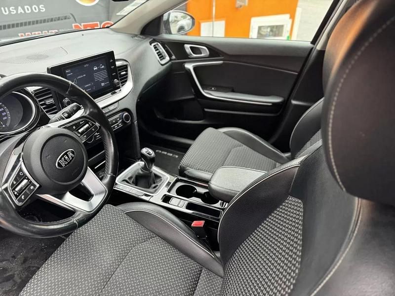 Usado Kia Ceed 136 HP (100 kW) 2021 Cinza Citadino