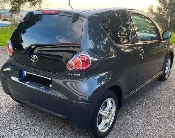 Usado Toyota Aygo 68 HP (50 kW) 2013 Cinzento Citadino