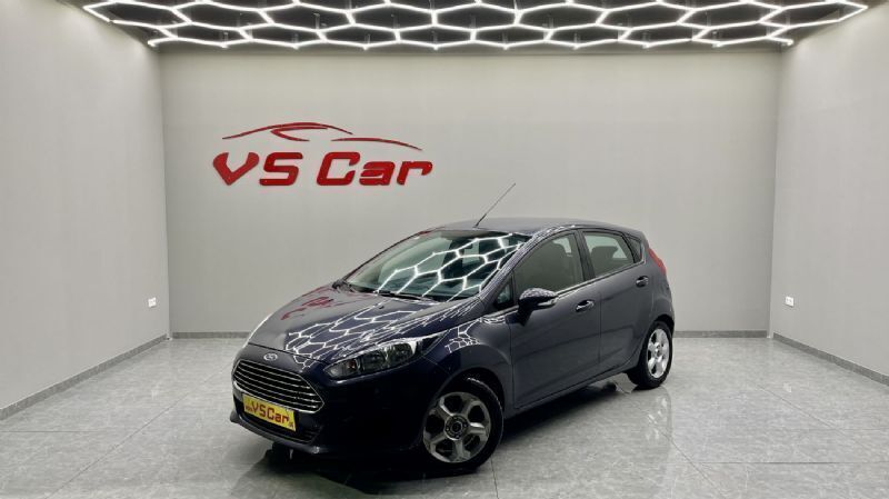 Cinzento (metalizado) Usado 2015 Ford Fiesta Titanium Citadino | € 11.500 (Preço elevado) - Imagem 1/4