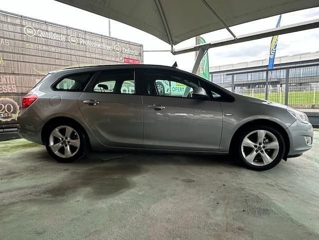 Usado Opel Astra 90 HP (66 kW) 2011 Cinzento