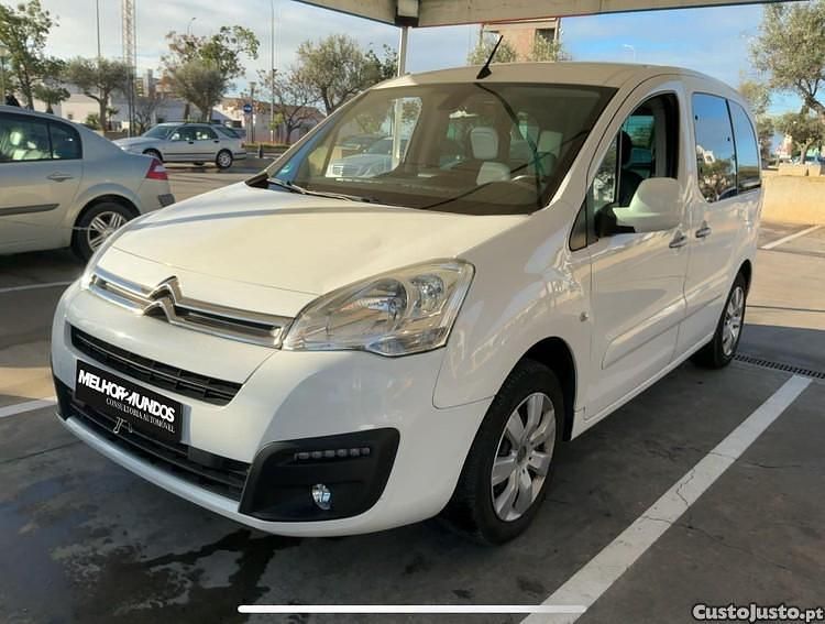 Branco Usado 2017 Citroën Berlingo PureTech Monovolume | € 8.990 - Imagem 1/1