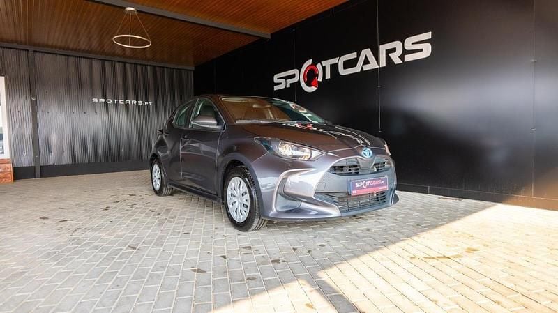Usado Toyota Yaris Hybrid Comfort 115 HP (84 kW) 2022 Cinza