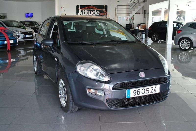 Usado Fiat Punto Easy 85 HP (62 kW) 2014 Preto Citadino