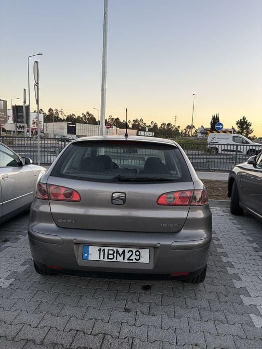 Cinza Usado 2006 Seat Ibiza | € 2.750 (Preço justo) - Imagem 1/4