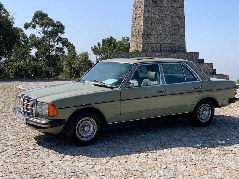 Usado Mercedes 200 60 HP (44 kW) 1983 Verde
