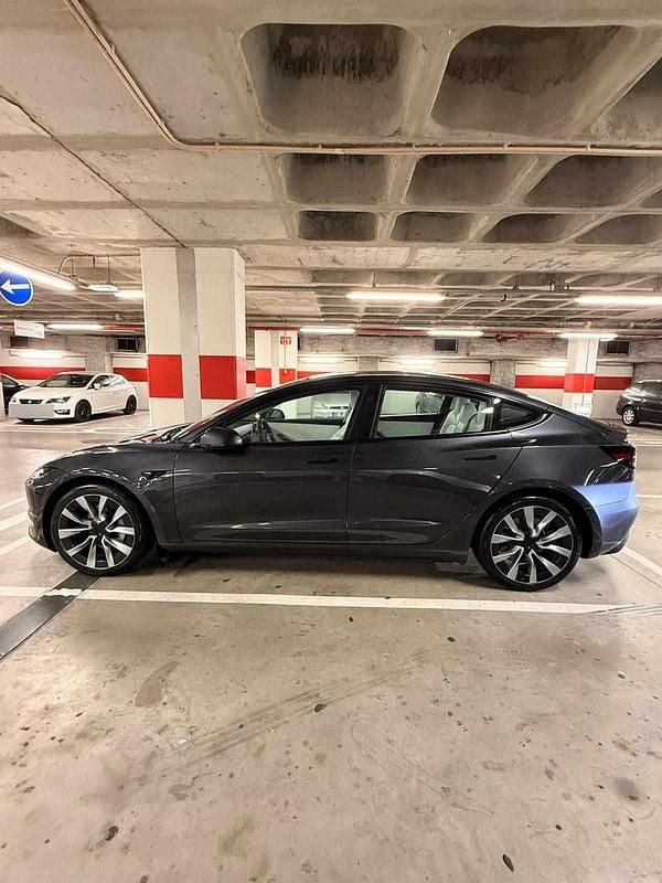Cinzento Usado 2024 Tesla Model 3 Sedan | € 43.900 (Caro) - Imagem 1/4
