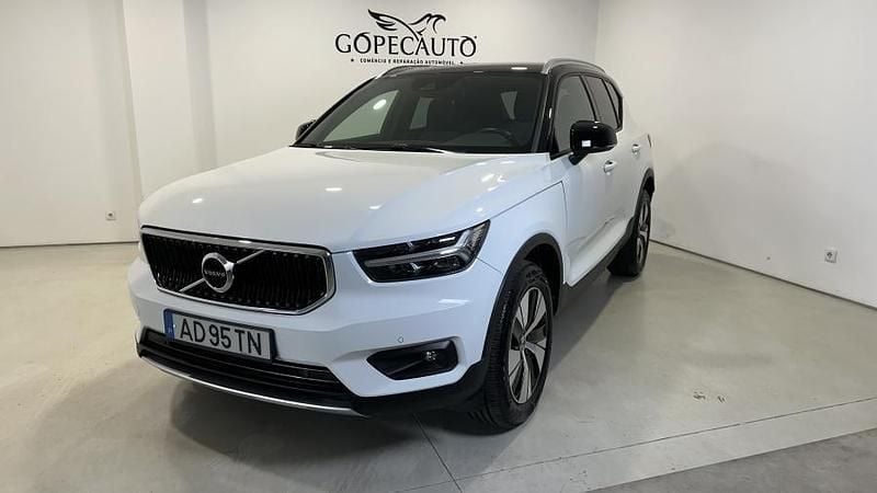 Branco Usado 2020 Volvo XC40 Momentum SUV | € 23.990 (Preço justo) - Imagem 1/4